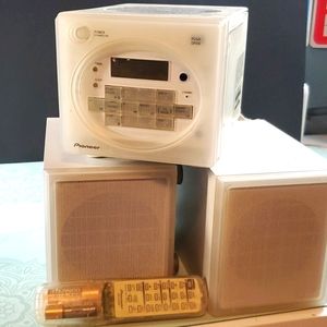 Vintage CD/Radio with Remote and 2 speakers